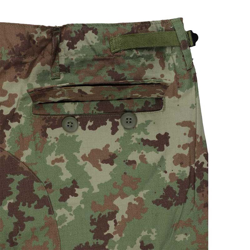 Kampfuniform mit verdeckter Knopftasche