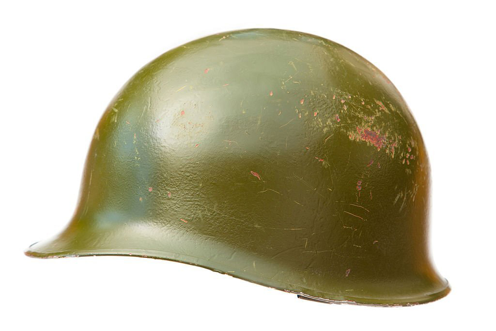 Überschuss an Militärhelmen