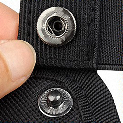 Holster zum verdeckten Tragen. Knopf mit Zn-Fe-Beschichtung